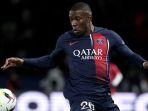Nordi-Mukiele-mengontrol-bola-saat-pertandingan-PSG-vs-AS-Monaco.jpg