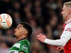 Oleksandr-Zinchenko-duel-bola-udara-dengan-Marcus-Edwards-pada-laga-Arsenal-vs-Sporting-CP.jpg