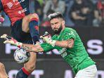 Oliver-Giroud-Jadi-Kiper-Genoa-vs-AC-Milan.jpg