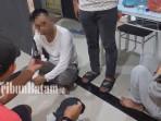 Opsnal-Subdit-II-Narkoba-saat-melakukan-penggrebekan-di-rumah-pasutri-di-Batam.jpg