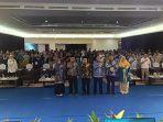 Para-narasumber-berfoto-bersama-peserta-seminar-B.jpg