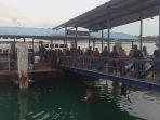 Para-penumpang-memasuki-kapal-yang-akan-berangkat-dari-Pelabuhan-Domestik-Karimun-ke-daerah-tujuan.jpg