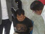 Pelaku-berinisial-N-25-yang-membunuh-Cinta-Novita-Sari-CNS-siswi-MTsN-tiba-di-Polres-Tanah-Datar.jpg