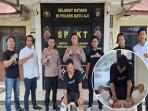 Pelaku-penikaman-di-Batam-meringis-kesakitan-di-Polsek-Batuaji.jpg