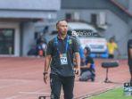 Pelatih-Persebaya-Surabaya-Uston-Nawawi-pekan-22-BRI-Liga-1-2023.jpg