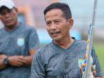 Pelatih-Persela-Lamongan-Djadjang-Nurdjaman-saat-sesi-latihan.jpg