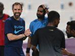 Pelatih-Timnas-Inggris-Gareth-Southgate-bertemu-dengan-para-pekerja-Piala-Dunia-2022.jpg