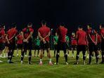 Pemain-Timnas-Indonesia-saat-mendapat-breafing-dari-pelatih-Shin-tae-yong-beberapa-waktu-lalu.jpg