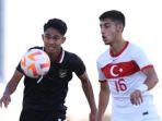 Pemain-Timnas-U20-Indonesia-Marselino-Ferdinan-berebut-bola-dengan-pemaiN-Turkiye-U20.jpg