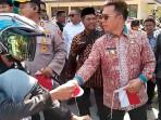 Pembagian-2000-Bendera-Merah-Putih-Pemkab-Anambas-Jelang-HUT-ke-80-RI-di-Anambas-Semarak.jpg