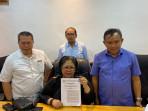 Pengurus-Kadin-Kepri-ketua-SC-dan-OC-memperlihatkan-SK-Karateker-Kadin-Batam-untuk-Mukota.jpg