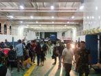 Penumpang-Arus-Balik-Kapal-Bahtera-Nusantara-01-ketika-berlabuh-di-dermaga-Mentigi-Tj-Uban.jpg