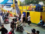 Penumpang-KMP-Mulia-Nusantara-saat-keluar-diPelabuhan-Tanjunguban.jpg