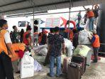 Penumpang-mengantre-memasuki-kapal-MV-VOC-Batavia-di-Pelabuhan-Telaga-Punggur-Batam.jpg