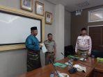 Penyerahan-sertifikat-tanah-kepada-Bupati-Anambas-Abdul-Haris.jpg