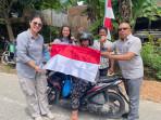 Personil-Ditresnarkoba-membagikan-bendera-ke-warga-yang-rumahnya-belum-terpasang-Merah-Putih.jpg