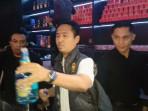 Petugas-gabungan-ketika-melakukan-razia-di-THM-Panda-Club-Obama-memeriksa-mikol-tanpa-pita-cukai.jpg
