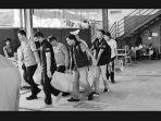 Petugas-kepolisian-Polres-Prabumulih-membawa-jasad-korban-rabu-1232025.jpg