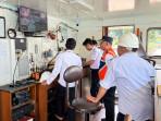 Petugas-riksa-BPTD-melakukan-ramcek-kapal-Roro-sebagai-persiapan-armada-mudik-Nataru.jpg