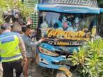 Polisi-dibantu-warga-evakuasi-Elf-yang-diseruduk-truk-fuso-di-Brebes.jpg