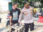 Polri-bantu-warga-terdampak-angin-puting-beliung-di-Karimun-Kepri-alk.jpg