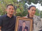 Potret-Ira-Wibowo-dan-Ari-Wibowo-setelah-pemakaman-ayahnya.jpg
