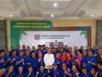 Presiden-ketujuh-RI-Joko-Widodo-berfoto-bersama-sahabat-sahabat-lamanya-di-UGM.jpg