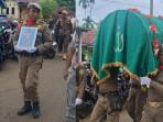 Prosesi-pemakaman-Eko-Nur-Arafah-anggota-Satpol-PP-tewas-kecelakaan-Rabu-21102025.jpg