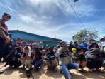 Puluhan-pemakai-ditangkap-dan-dijemur-dibawah-terik-di-kampung-Aceh-Muka-Kuning-Batam.jpg