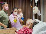 Raffi-Ahmad-dan-Keluarganya-saat-menjenguk-Mami-Popon-di-Rumah-Sakit.jpg