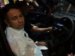 Raffi-Ahmad-saat-duduk-di-dalam-mobil-milik-Almarhum-ayahnya.jpg