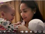 Rayyanza-putra-Raffi-Ahmad-ketawa-lihat-boneka-bayi-saat-digendong-Nagita-Slavina.jpg