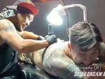 Rendy-Kjaernett-hapus-tatto-wajah-Syahnaz.jpg