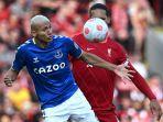 Richarlison-berebut-bola-dengan-Virgil-van-Dijk.jpg