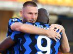Romelu-Lukaku-selebrasi-dengan-Milan-Skriniar.jpg