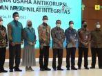 Rompi-Biru-KPK-di-Kantor-PLN-pusat.jpg