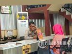 Rosdiana-48-istri-korban-penusukan-membuat-laporan-di-Polrestabes-Palembang.jpg