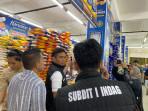Satgas-Pangan-dipimpin-Direktur-Krimsus-Kombes-Pol-Silvester-sidak-toko-di-pasar-Summerland.jpg