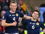 Scott-McTominay-selebrasi-dengan-Kieran-Tierney-setelah-cetak-gol-ke-gawang-Spanyol.jpg