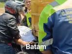 Screenshot-tampak-warga-mengevakuasi-pelajar-yang-terhimpit-mobil.jpg