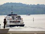 Sebuah-kapal-ferry-international-di-Pelabuhan-Batam-Center.jpg
