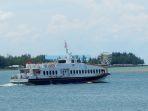 Sebuah-kapal-ferry-tengah-berlayar-menuju-ke-Singapura.jpg