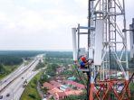 Seorang-teknisi-XL-Axiata-sedang-melakukan-pemeliharaan-perangkat-BTS-Base-Transceiver-Station.jpg