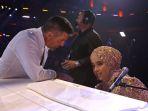 Simon-Cowell-hampiri-Putri-Ariani-di-semifinal-AGT.jpg