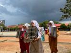 Siswa-SMP-N-8-Sambau-mengangkut-ompreng-MBG-untuk-dikonsumsi.jpg