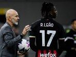 Stefano-Pioli-bicara-dengan-Rafael-Leao-ac-milan-vs-fiorentina.jpg