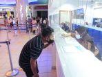 Suasana-pemesanan-tiket-kapal-di-konter-tiket-Pelabuhan-Ferry-Batam-Center-belum-lama-ini.jpg