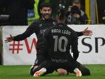 Theo-Hernandez-selebrasi-dengan-Rafael-Leao-setelah-cetak-gol-ke-gawang-Napoli.jpg