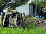 Truk-bak-terbuka-terguling-hingga-ringsek-masuk-ke-area-persawahan.jpg