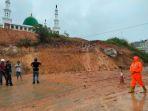 Tumpukan-tanah-bawah-tebing-Masjid-Agung-Baitul-Makmur-tutup-jalan.jpg